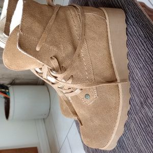 Brand new bearpaw Karina lace up boots